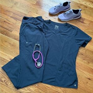 Barco One Women’s 4 pocket V-neck racer scrub top size XL